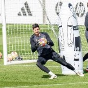 西媒：库尔图瓦因膝盖伤势，出战与阿森纳的欧冠淘汰赛仍存疑问