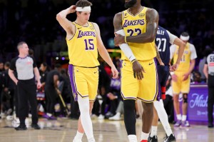 betvictor伟德(中国)唯一官方网站-1228胜场里程碑！41岁勒布朗21+12+10又刷五纪录 有球无球都顶尖|詹姆斯|奇才|湖人|安东尼-戴维斯|奥斯汀·里夫斯_新浪体育_新浪新闻