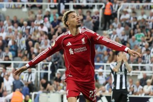 betvictor伟德(中国)唯一官方网站-五项赛事全面开花！埃基蒂克处子赛季比肩利物浦传奇达格利什